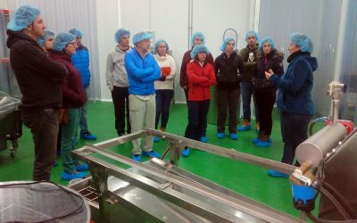 Alumnos del de Centro de Educación de Adultos de Sabiñánigo visitan el vivero de Biescas